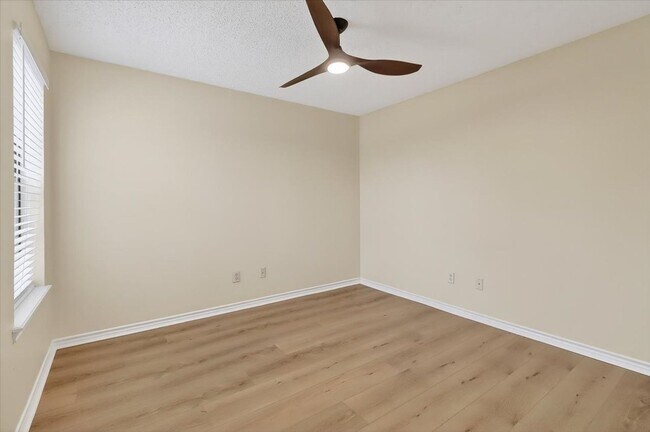 Building Photo - 4453 Lake George Dr