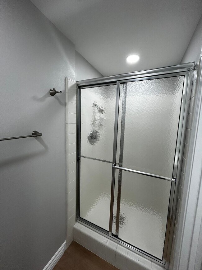 Building Photo - Welcome Home! Beautifully Renovated 3-Bedr...