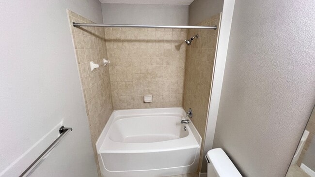 Building Photo - Beautiful 3/2 Townhouse Available !!