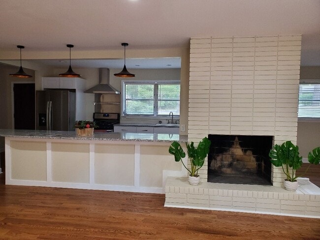 Building Photo - Newly Remodeled Mid Century Style Home!!