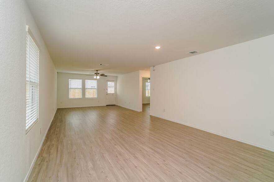 Building Photo - 2415 Lake Hls
