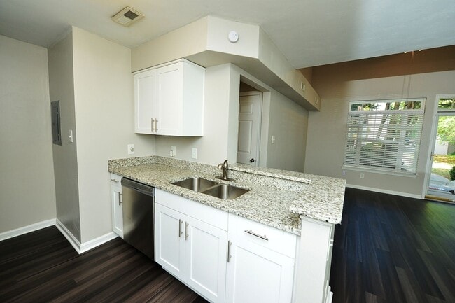 Building Photo - Community Clubhouse, exercise room & pool!