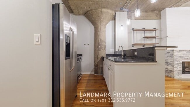 Building Photo - 1069 W 14th Pl