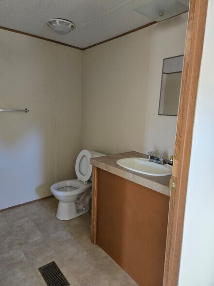 Building Photo - 304 E Maxanna Blvd