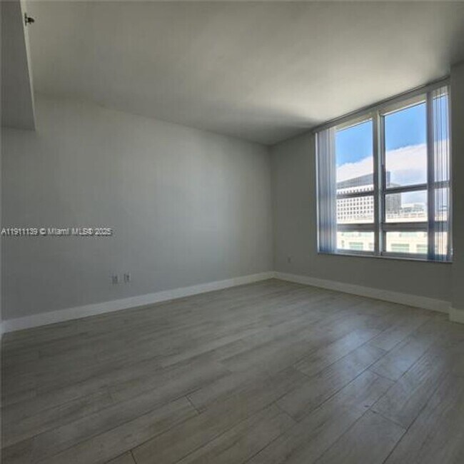 Building Photo - 950 Brickell Bay Dr