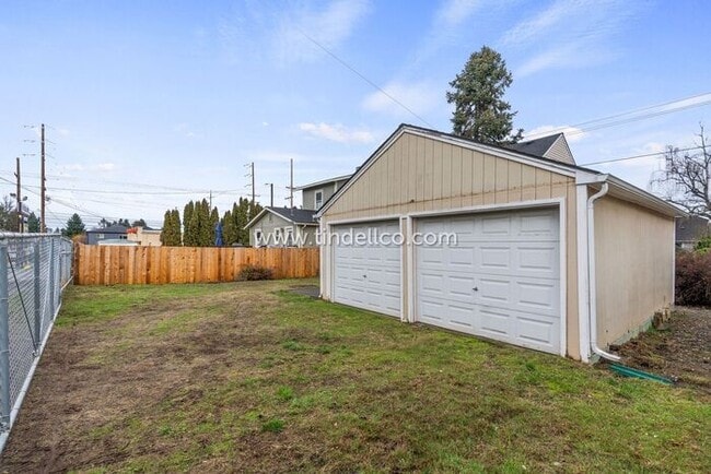 Building Photo - Updated 3 bedroom, 3 Level Home near New S...