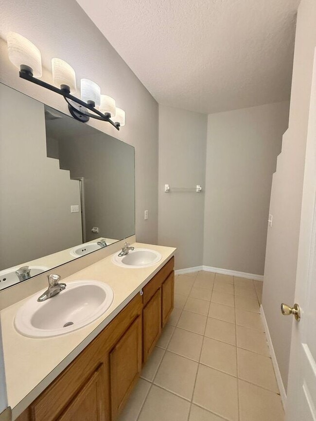 Building Photo - GREAT 3/2 HOME IN WATERSIDE SOUTHEAST ORLANDO
