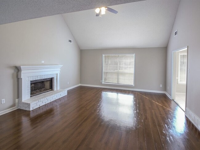 Building Photo - Charming 6 bed, 3 bath home on corner lot between S. Germantown and Hacks Cross.