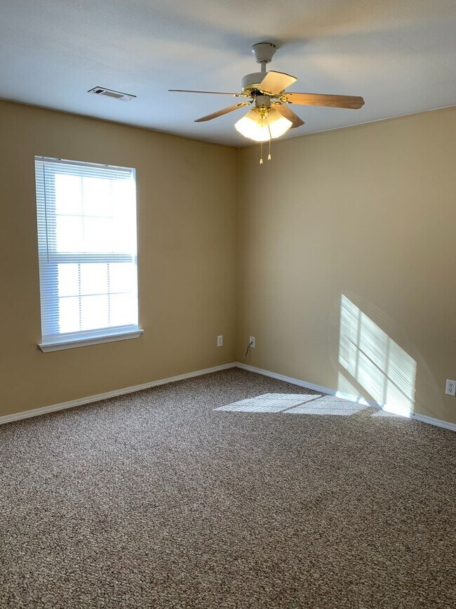 Building Photo - $300 OFF OF YOUR FIRST MONTHS RENT!!! 2 Bedroom Apartment for Lease - 1 Mile from University of A...