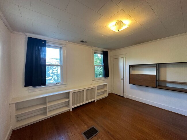 Building Photo - Charming 3 Bedroom/1.5 Bathroom Home in Ha...