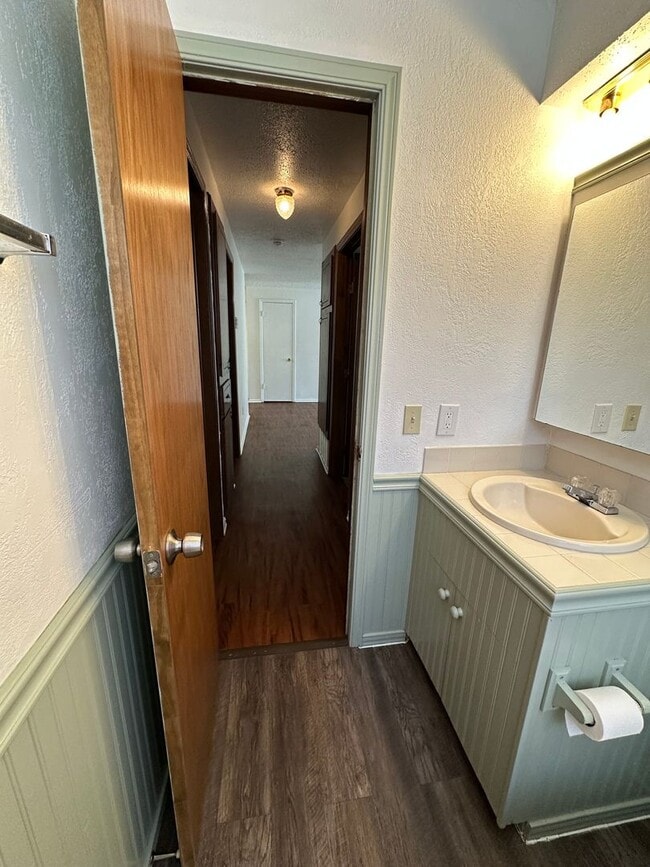 Building Photo - 4 Bed, 2 Bath house w/1 car garage