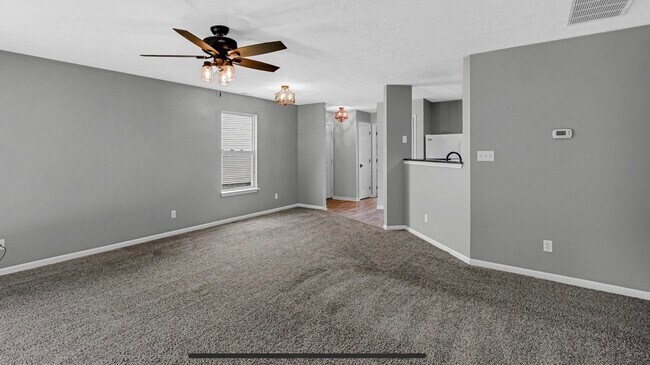 Building Photo - 4447 Connaught Dr E