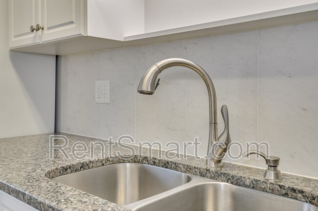 Building Photo - 330 Beech Ln