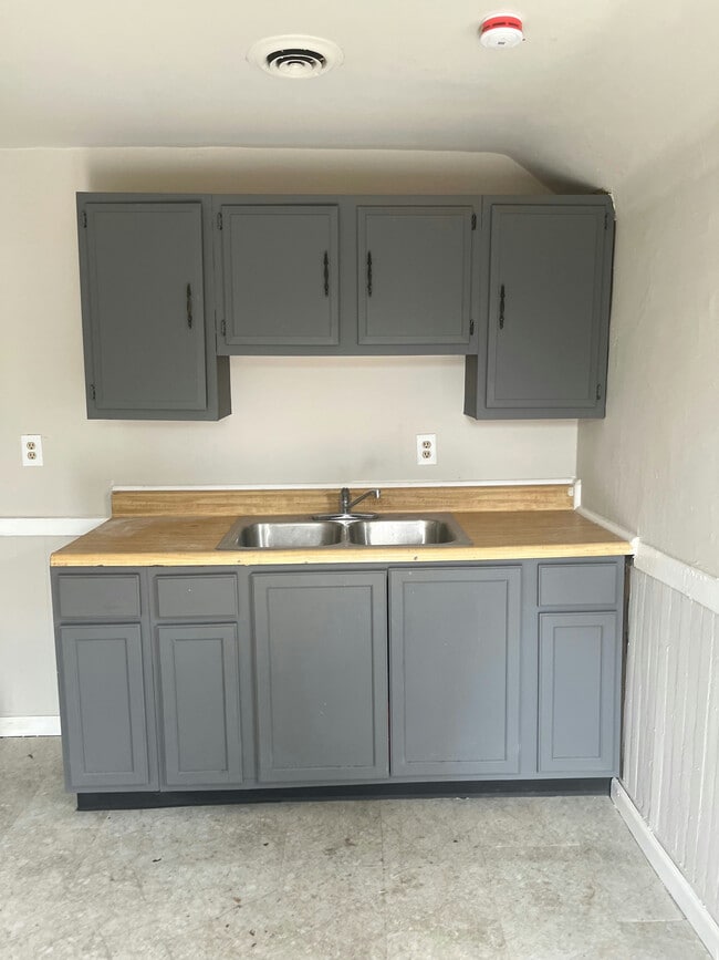 Building Photo - 8220 Sowinski Ave