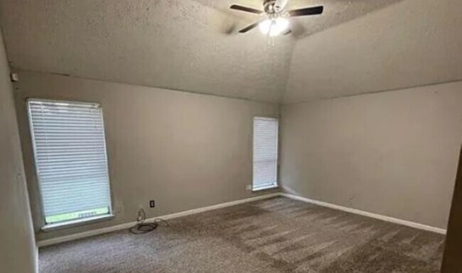 Building Photo - 2025 Sandy Knoll Dr