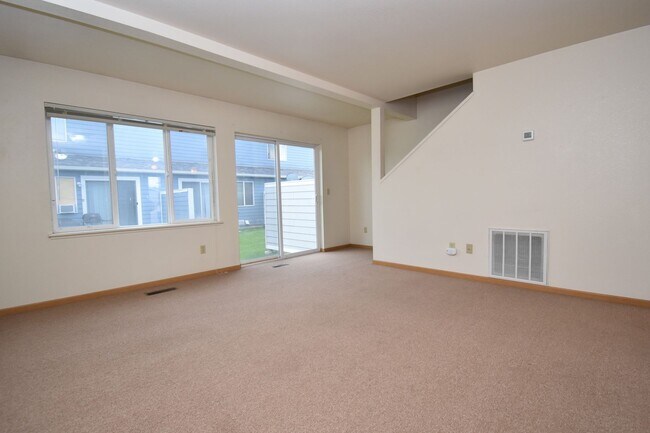 Building Photo - Townhouse-style unit! 2 Bedrooms, 1.5 Bath...