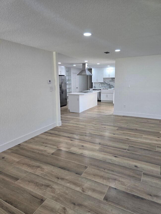 Building Photo - 383 Floral Dr