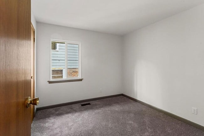 Building Photo - Fully remodeled 3 Bedroom - Available Now