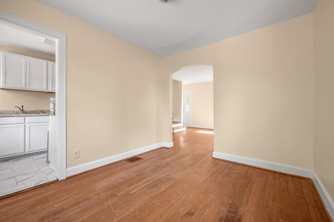 Building Photo - 494 Bob O Link Dr