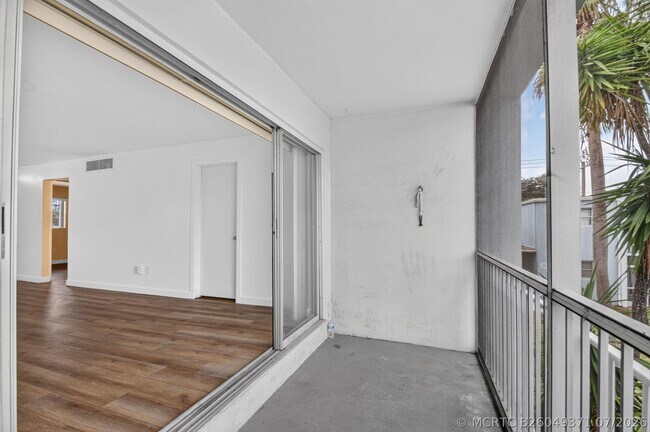 Building Photo - 1505 Crescent Cir