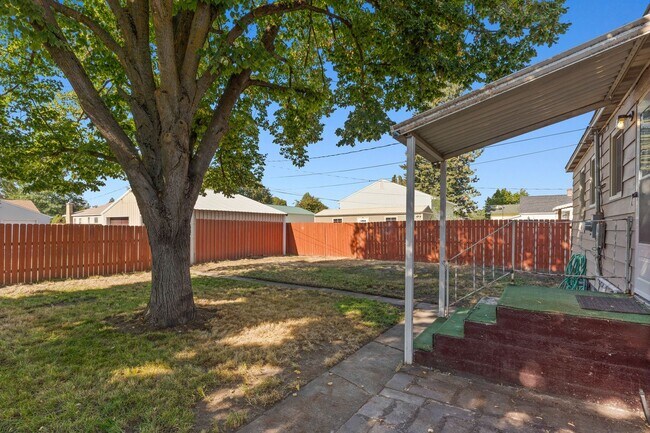 Building Photo - The Garland Bleu 3 bedroom home
