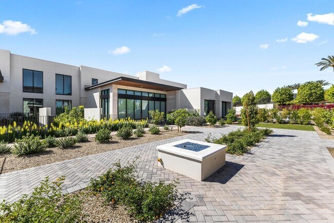 Building Photo - 6587 N Palmeraie Blvd