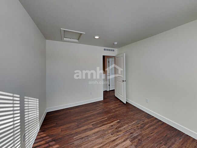 Building Photo - 1304 Alderleaf Ave