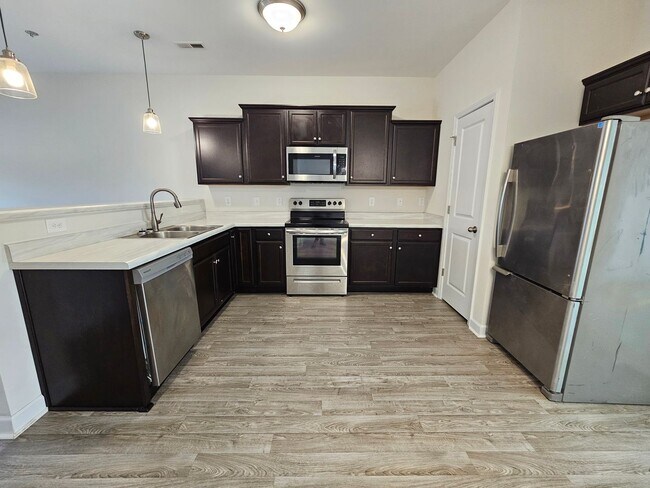 Building Photo - 3 Year Old Townhome in Marshall Farm!
