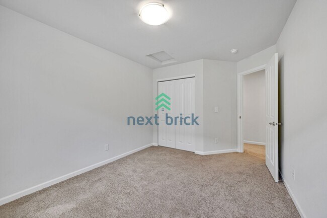 Building Photo - Bothell 5BR 3Bath-on a quiet neighborhood with smart upgrades + EV charging