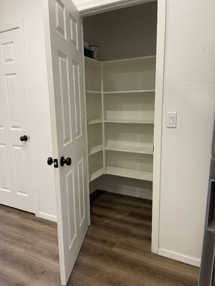 Building Photo - 515 E 6th St