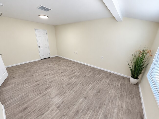 Building Photo - 6518 N 61st Dr
