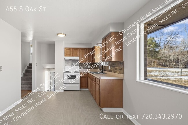 Building Photo - 455 S Oak St