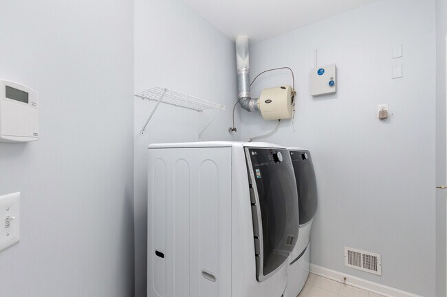 Building Photo - 33 Tallman Ln