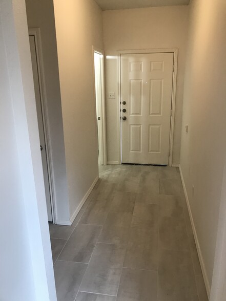 Entrance hallway front door - 5750 Golf Hts