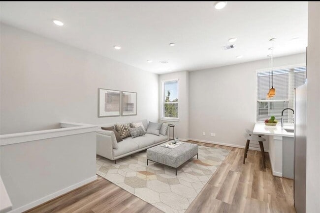 Building Photo - 606 Thornton Oaks Ln