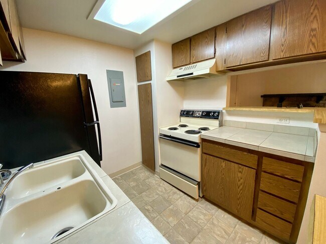 Building Photo - 1 Bed 1 Bath Aurora Condo Located Near Che...