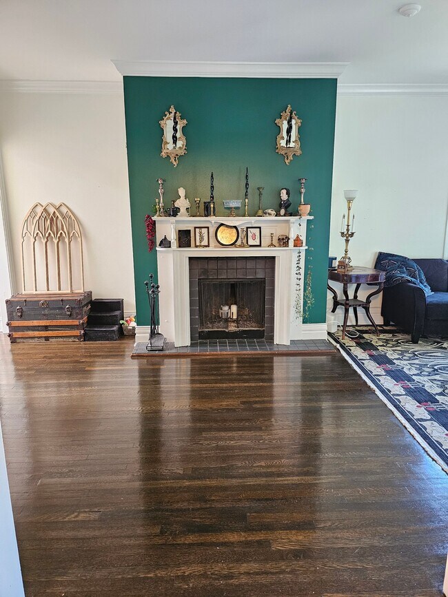 Building Photo - 539 W Brompton Ave