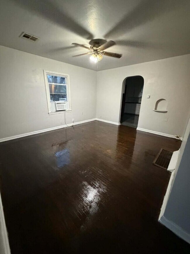 Building Photo - 1216 N 6th St