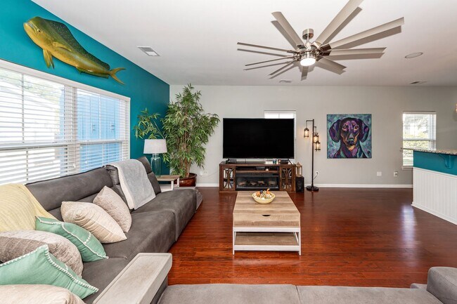 Building Photo - 4 Bedroom, 2.5 Bathroom Home in Brownswood...