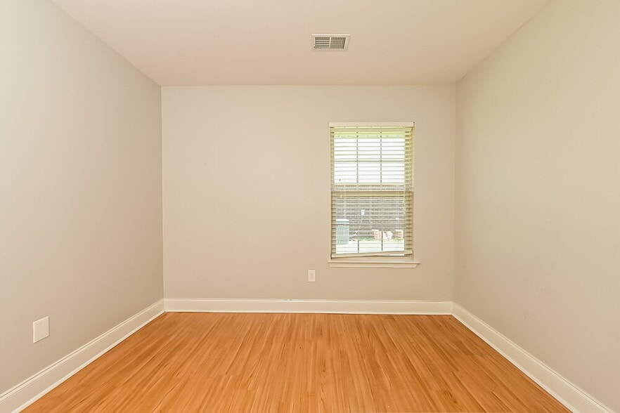 Building Photo - 45 Clover St