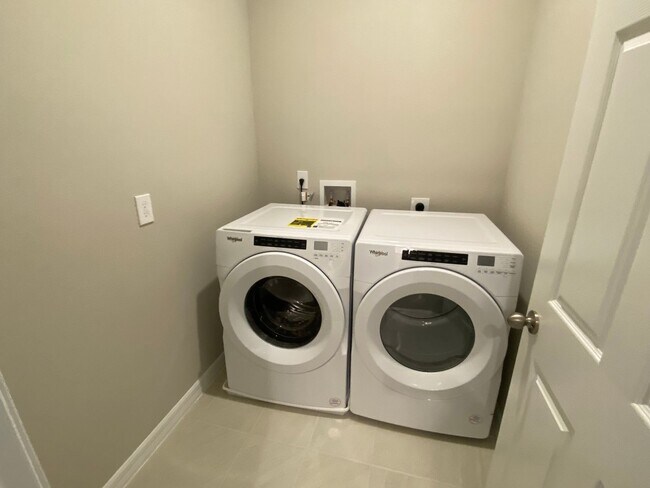 Building Photo - MOVE IN SPECIAL $300 1ST MONTH