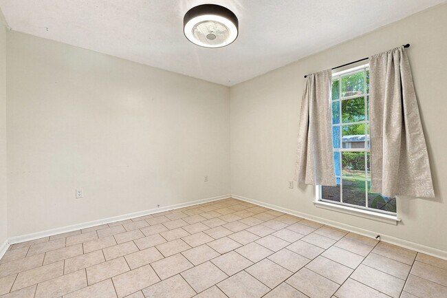 Building Photo - 1510 Royal Palm Dr