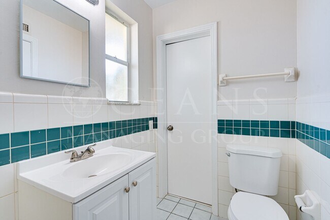 Building Photo - 517 University Blvd