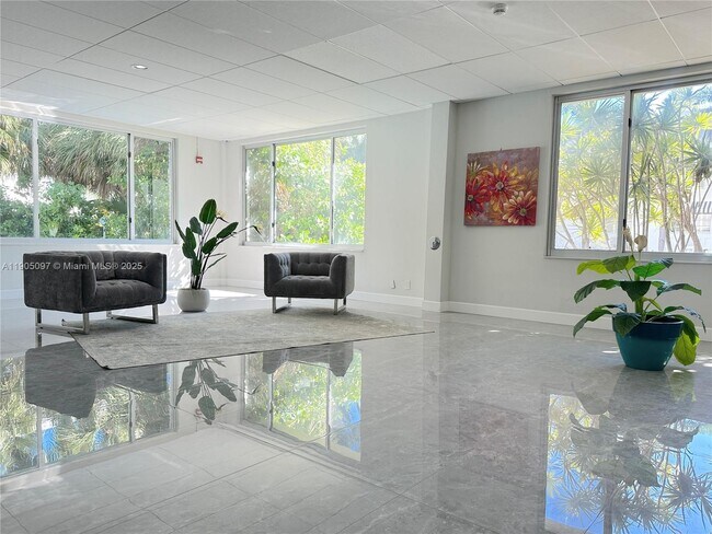 Building Photo - 9700 E Bay Harbor Dr