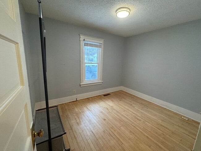 Building Photo - Cute Home in Central Bismarck with Huge Garage