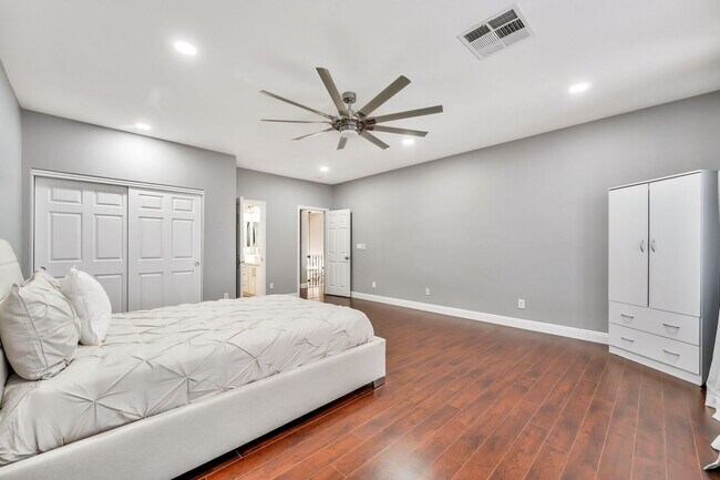 Building Photo - Fully Furnished Luxury Living with Expansive, Move-In Ready Comfort!