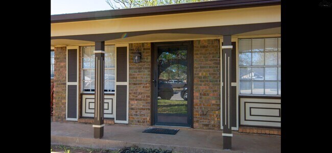 Building Photo - 906 Dosia Cir