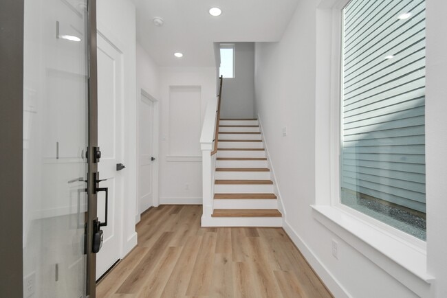 Building Photo - 3036 Live Oak St