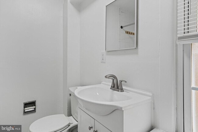 Building Photo - 716 E Railroad Ave