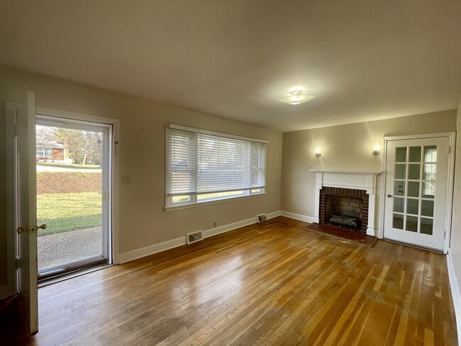 Building Photo - 2421 Old Forest Rd